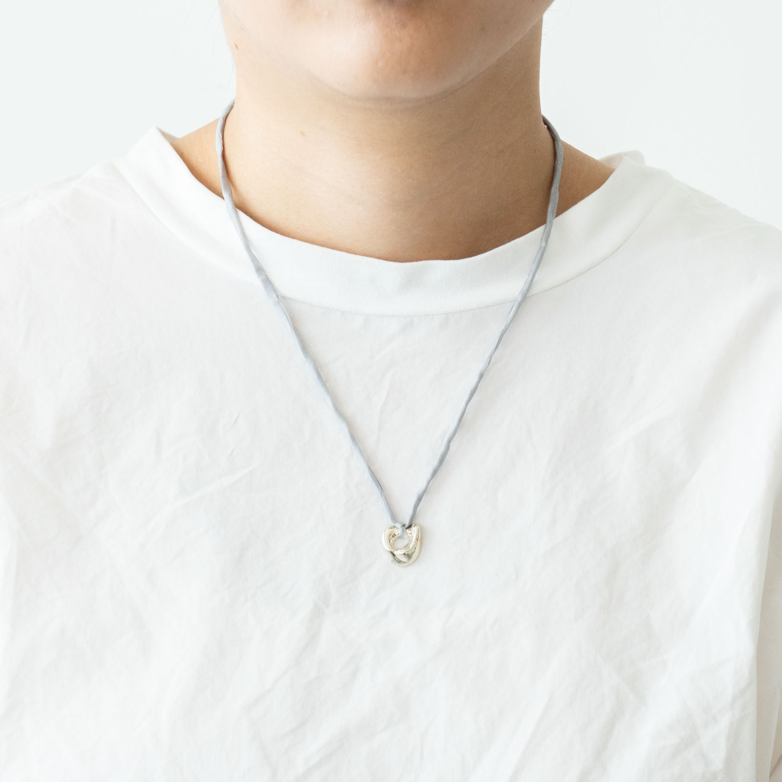 シルクコードsilver チャームネックレス　accessory mau accessories mau シルクコードチャームネックレス［期間限定販売