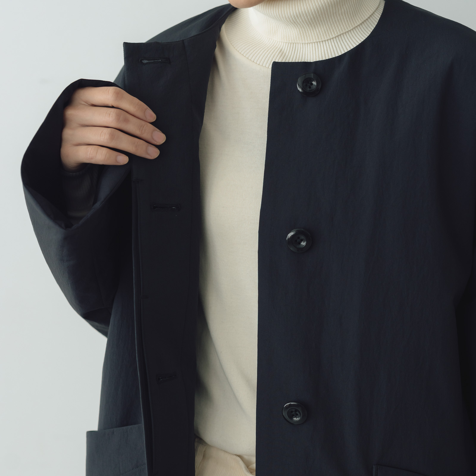 comm. arch. ナイロン フィリング ノーカラーコート Blackout ｜くらす